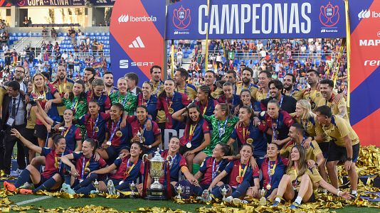 Las jugadoras del FC Barcelona celebran su victoria en la final de la Copa de la Reina