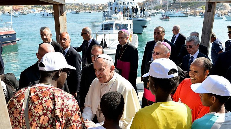 El papa que defendió la dignidad de los refugiados y desplazados: "Yo también soy hijo de migrantes"