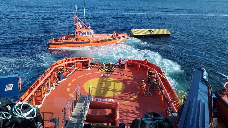 Recuperadas 22 neveras y un contenedor a la deriva en las costas de Cdiz