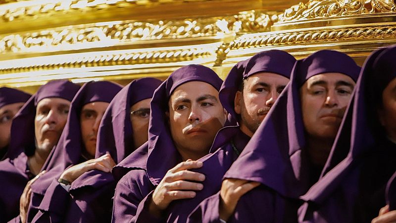 La devocin y el sacrificio de procesionar en Semana Santa: "Una aficin que te entra como un veneno"