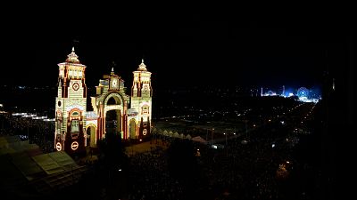 La Feria de Abril ilumina Sevilla con ms de 250.000 bombillas: las imgenes del 'alumbrao'