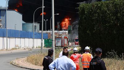 Un incendio en una nave de productos qumicos de Alcal de Guadara (Sevilla) obliga a confinar a 80.000 vecinos
