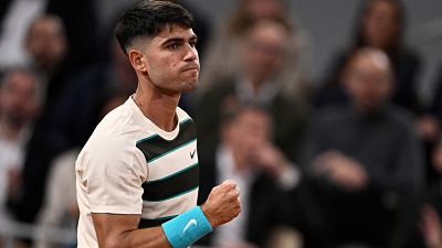 Alcaraz cede un set ante Marozsan, pero reacciona con brillantez para acceder a tercera ronda en Roland Garros