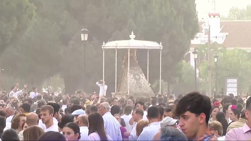 La Virgen del Roco regresa a su ermita a las 12.25 tras casi diez horas de emotiva procesin por la aldea