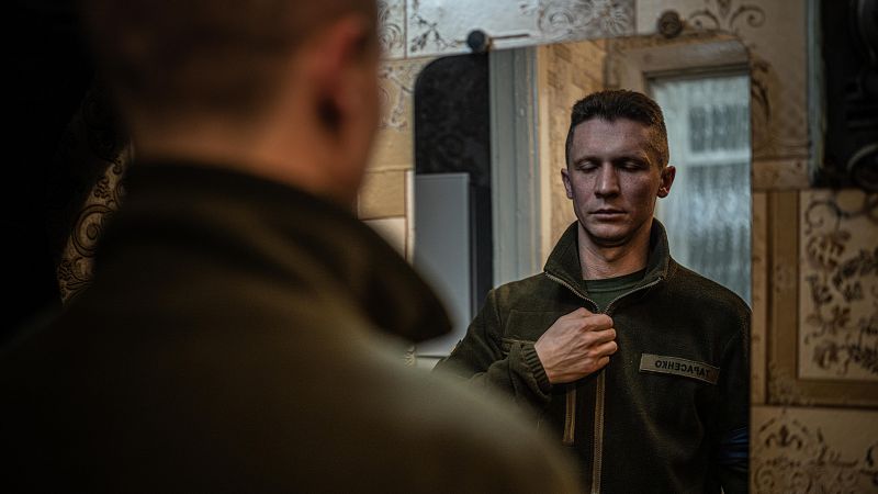 Valery, de músico a combatiente: "He pasado de tocar en teatros a hacerlo en los funerales de militares"