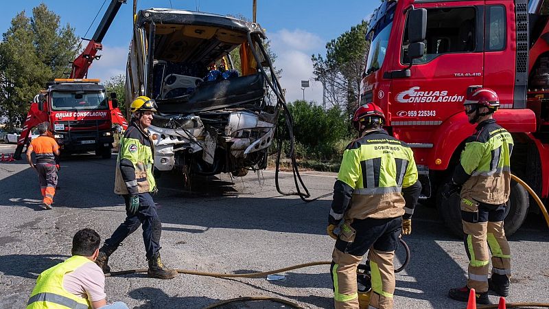 Muere una mujer tras volcar un autobs de temporeras en Almonte, Huelva