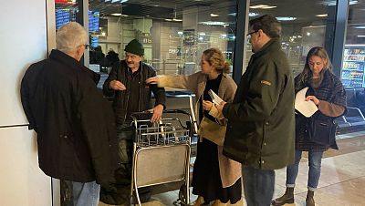 Las ONG atribuyen a la "voluntad política" que el Prat tenga una solución para las personas sin hogar y Barajas no