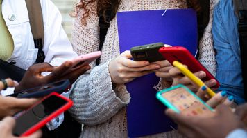 Padres, madres y educadores piden la desescalada digital en todos los ciclos escolares y regular la edad de acceso al mvil