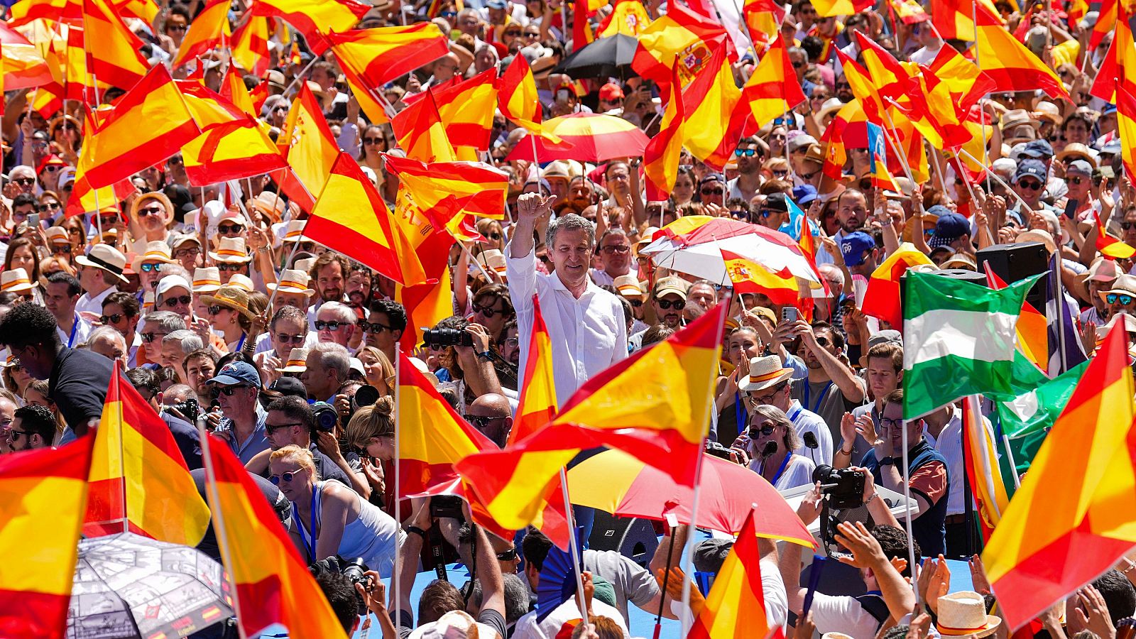 El PP se concentra bajo el lema "mafia o democracia" contra el Gobierno en la Plaza de Espaa de Madrid